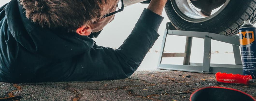 Mechanic fixing a car.